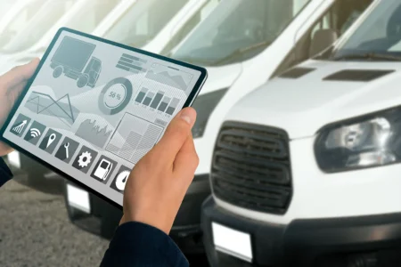 Transportdienst Manager mit einem digitalen Tablet im Hintergrund Transporter. Flottenmanagement